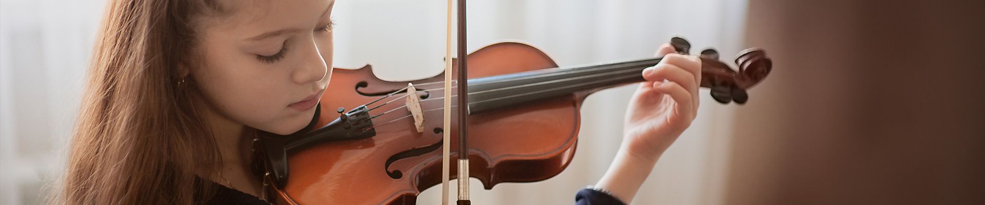 Mädchen beim Geige spielen
