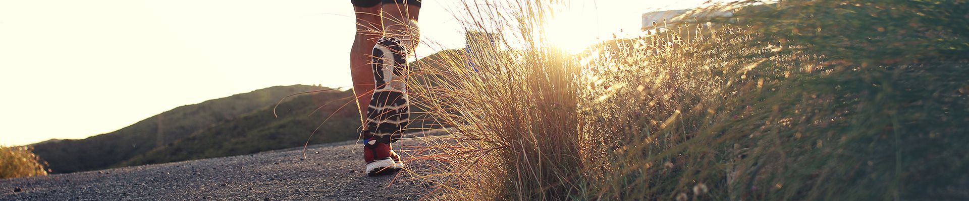 Die Füße eines Menschen beim Joggen