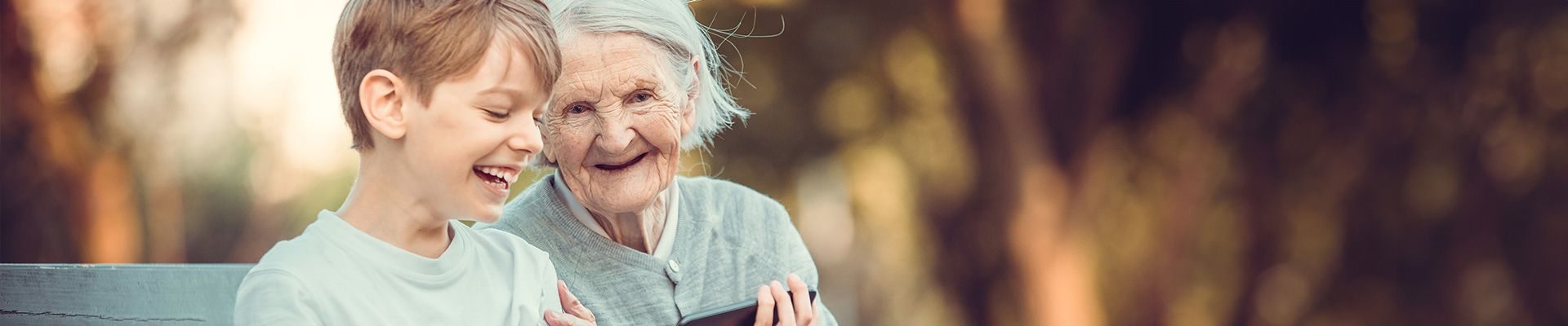 Oma und Enkel sitzen auf einer Bank