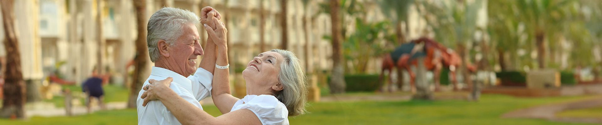 Tanzendes Paar in einem Park